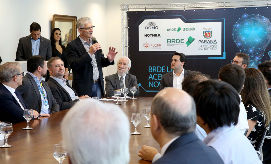 O governador Carlos Massa Ratinho Junior lançou nesta quinta-feira (12) dois projetos do Banco Regional de Desenvolvimento do Extremo Sul (BRDE) voltados à inovação: o BRDE Labs e o Fip Anjo. O objetivo é apoiar, capacitar e aportar recursos a startups paranaenses de diversas áreas, mas com foco principal no desenvolvimento de soluções para o agronegócio. Curitiba12/12/2019 Foto:Jaelson Lucas / AEN