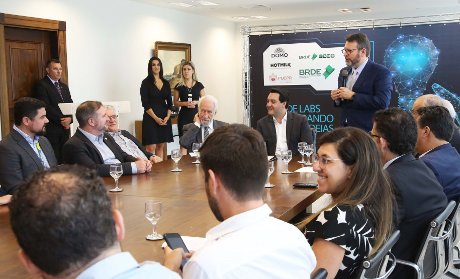O governador Carlos Massa Ratinho Junior lançou nesta quinta-feira (12) dois projetos do Banco Regional de Desenvolvimento do Extremo Sul (BRDE) voltados à inovação: o BRDE Labs e o Fip Anjo. O objetivo é apoiar, capacitar e aportar recursos a startups paranaenses de diversas áreas, mas com foco principal no desenvolvimento de soluções para o agronegócio. Curitiba12/12/2019 Foto:Jaelson Lucas / AEN