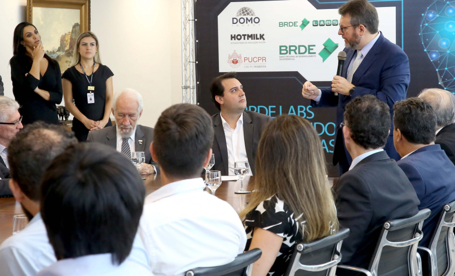 O governador Carlos Massa Ratinho Junior lançou nesta quinta-feira (12) dois projetos do Banco Regional de Desenvolvimento do Extremo Sul (BRDE) voltados à inovação: o BRDE Labs e o Fip Anjo. O objetivo é apoiar, capacitar e aportar recursos a startups paranaenses de diversas áreas, mas com foco principal no desenvolvimento de soluções para o agronegócio. Curitiba12/12/2019 Foto:Jaelson Lucas / AEN