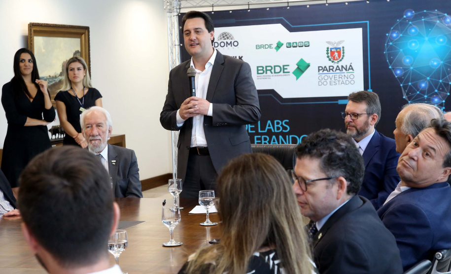 O governador Carlos Massa Ratinho Junior lançou nesta quinta-feira (12) dois projetos do Banco Regional de Desenvolvimento do Extremo Sul (BRDE) voltados à inovação: o BRDE Labs e o Fip Anjo. O objetivo é apoiar, capacitar e aportar recursos a startups paranaenses de diversas áreas, mas com foco principal no desenvolvimento de soluções para o agronegócio. Curitiba12/12/2019 Foto:Jaelson Lucas / AEN