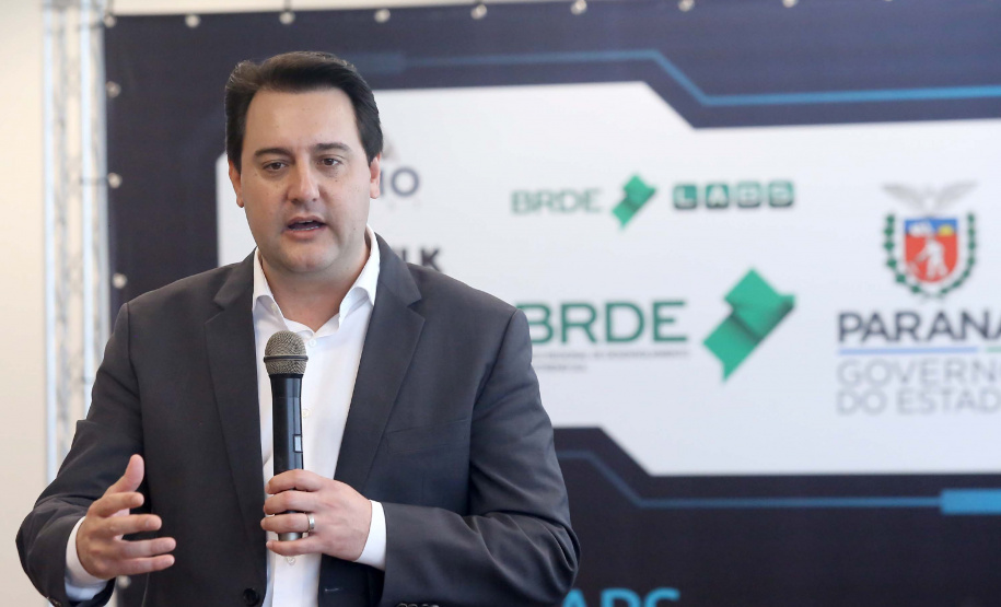 O governador Carlos Massa Ratinho Junior lançou nesta quinta-feira (12) dois projetos do Banco Regional de Desenvolvimento do Extremo Sul (BRDE) voltados à inovação: o BRDE Labs e o Fip Anjo. O objetivo é apoiar, capacitar e aportar recursos a startups paranaenses de diversas áreas, mas com foco principal no desenvolvimento de soluções para o agronegócio. Curitiba12/12/2019 Foto:Jaelson Lucas / AEN