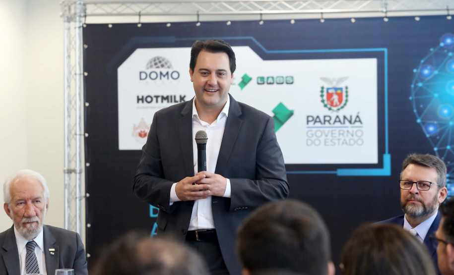 O governador Carlos Massa Ratinho Junior lançou nesta quinta-feira (12) dois projetos do Banco Regional de Desenvolvimento do Extremo Sul (BRDE) voltados à inovação: o BRDE Labs e o Fip Anjo. O objetivo é apoiar, capacitar e aportar recursos a startups paranaenses de diversas áreas, mas com foco principal no desenvolvimento de soluções para o agronegócio. Curitiba12/12/2019 Foto:Jaelson Lucas / AEN