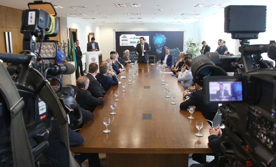 O governador Carlos Massa Ratinho Junior lançou nesta quinta-feira (12) dois projetos do Banco Regional de Desenvolvimento do Extremo Sul (BRDE) voltados à inovação: o BRDE Labs e o Fip Anjo. O objetivo é apoiar, capacitar e aportar recursos a startups paranaenses de diversas áreas, mas com foco principal no desenvolvimento de soluções para o agronegócio. Curitiba12/12/2019 Foto:Jaelson Lucas / AEN