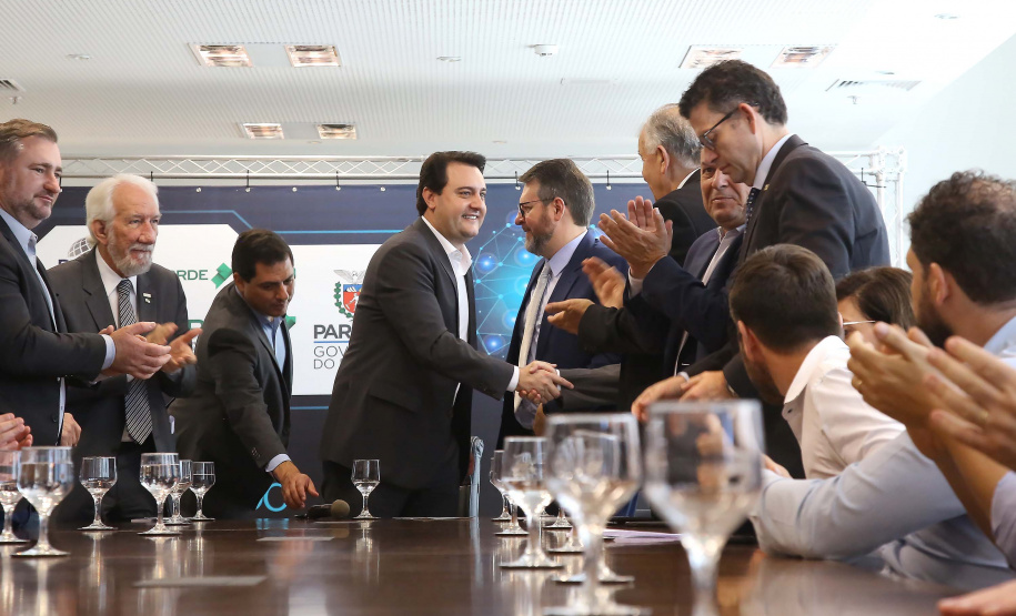 O governador Carlos Massa Ratinho Junior lançou nesta quinta-feira (12) dois projetos do Banco Regional de Desenvolvimento do Extremo Sul (BRDE) voltados à inovação: o BRDE Labs e o Fip Anjo. O objetivo é apoiar, capacitar e aportar recursos a startups paranaenses de diversas áreas, mas com foco principal no desenvolvimento de soluções para o agronegócio. Curitiba12/12/2019 Foto:Jaelson Lucas / AEN