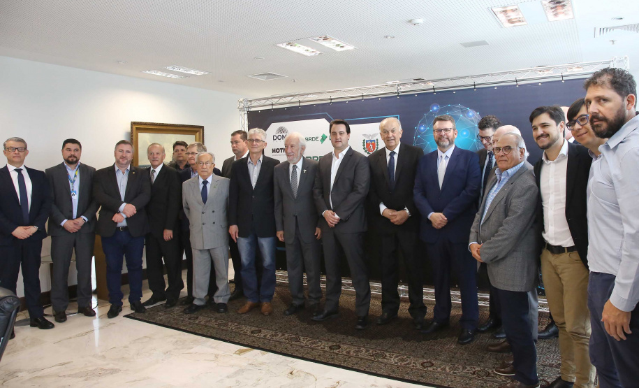 O governador Carlos Massa Ratinho Junior lançou nesta quinta-feira (12) dois projetos do Banco Regional de Desenvolvimento do Extremo Sul (BRDE) voltados à inovação: o BRDE Labs e o Fip Anjo. O objetivo é apoiar, capacitar e aportar recursos a startups paranaenses de diversas áreas, mas com foco principal no desenvolvimento de soluções para o agronegócio. Curitiba12/12/2019 Foto:Jaelson Lucas / AEN