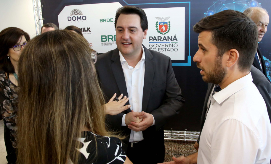 O governador Carlos Massa Ratinho Junior lançou nesta quinta-feira (12) dois projetos do Banco Regional de Desenvolvimento do Extremo Sul (BRDE) voltados à inovação: o BRDE Labs e o Fip Anjo. O objetivo é apoiar, capacitar e aportar recursos a startups paranaenses de diversas áreas, mas com foco principal no desenvolvimento de soluções para o agronegócio. Curitiba12/12/2019 Foto:Jaelson Lucas / AEN