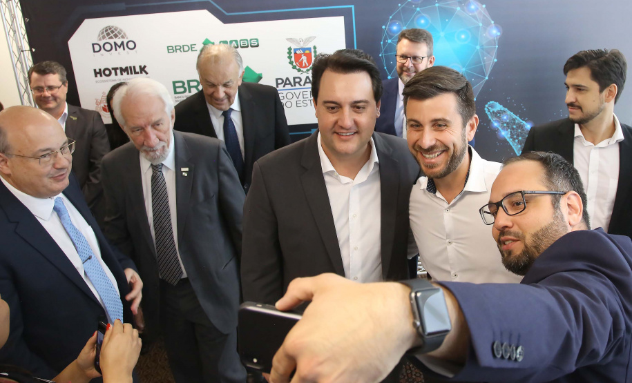 O governador Carlos Massa Ratinho Junior lançou nesta quinta-feira (12) dois projetos do Banco Regional de Desenvolvimento do Extremo Sul (BRDE) voltados à inovação: o BRDE Labs e o Fip Anjo. O objetivo é apoiar, capacitar e aportar recursos a startups paranaenses de diversas áreas, mas com foco principal no desenvolvimento de soluções para o agronegócio. Curitiba12/12/2019 Foto:Jaelson Lucas / AEN
