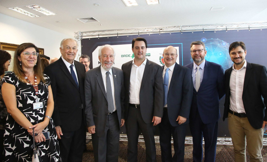 O governador Carlos Massa Ratinho Junior lançou nesta quinta-feira (12) dois projetos do Banco Regional de Desenvolvimento do Extremo Sul (BRDE) voltados à inovação: o BRDE Labs e o Fip Anjo. O objetivo é apoiar, capacitar e aportar recursos a startups paranaenses de diversas áreas, mas com foco principal no desenvolvimento de soluções para o agronegócio. Curitiba12/12/2019 Foto:Jaelson Lucas / AEN