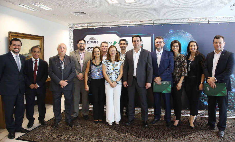 O governador Carlos Massa Ratinho Junior lançou nesta quinta-feira (12) dois projetos do Banco Regional de Desenvolvimento do Extremo Sul (BRDE) voltados à inovação: o BRDE Labs e o Fip Anjo. O objetivo é apoiar, capacitar e aportar recursos a startups paranaenses de diversas áreas, mas com foco principal no desenvolvimento de soluções para o agronegócio. Curitiba12/12/2019 Foto:Jaelson Lucas / AEN