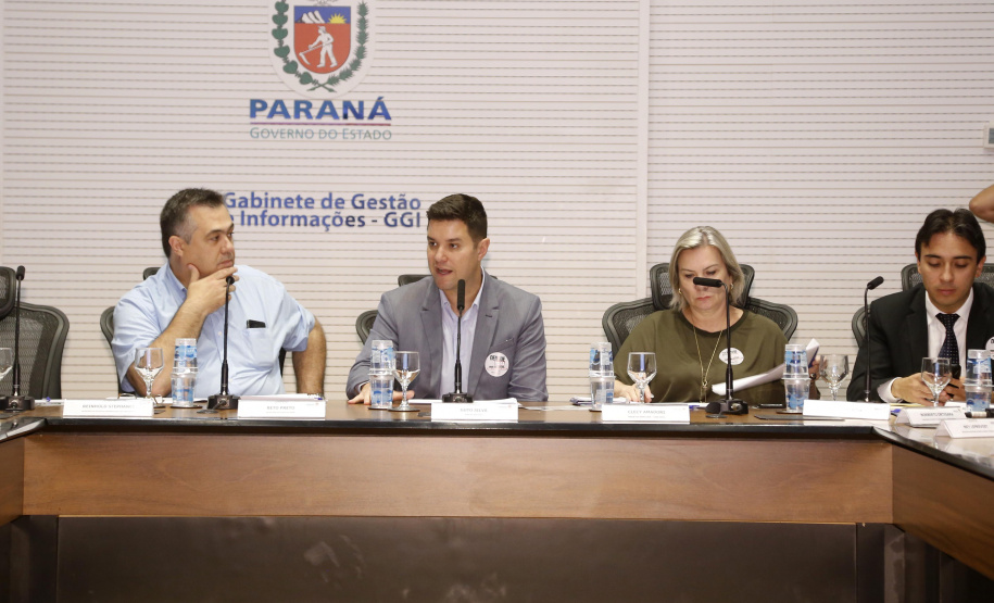 O Paraná prepara para a próxima semana o lançamento de uma força-tarefa de combate à dengue em todo o Estado. As ações foram definidas nesta quinta-feira (12) em reunião no Palácio Iguaçu entre o chefe da Casa Civil, Guto Silva, e os demais integrantes do secretariado, autarquias e empresas públicas estaduais. Está previsto a criação de um grupo permanente contra a proliferação da doença..Foto Gilson Abreu/AEN