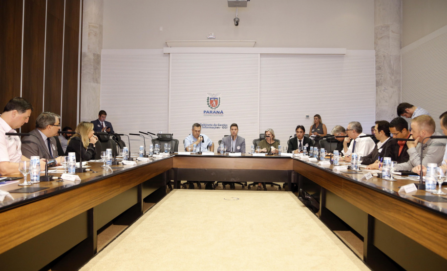 O Paraná prepara para a próxima semana o lançamento de uma força-tarefa de combate à dengue em todo o Estado. As ações foram definidas nesta quinta-feira (12) em reunião no Palácio Iguaçu entre o chefe da Casa Civil, Guto Silva, e os demais integrantes do secretariado, autarquias e empresas públicas estaduais. Está previsto a criação de um grupo permanente contra a proliferação da doença..Foto Gilson Abreu/AEN