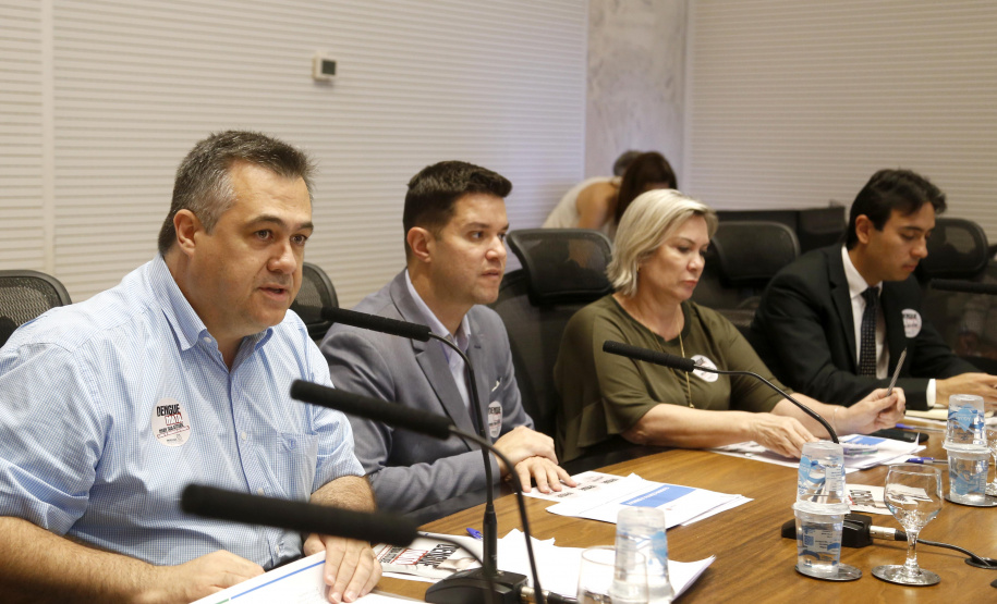 O Paraná prepara para a próxima semana o lançamento de uma força-tarefa de combate à dengue em todo o Estado. As ações foram definidas nesta quinta-feira (12) em reunião no Palácio Iguaçu entre o chefe da Casa Civil, Guto Silva, e os demais integrantes do secretariado, autarquias e empresas públicas estaduais. Está previsto a criação de um grupo permanente contra a proliferação da doença..Foto Gilson Abreu/AEN