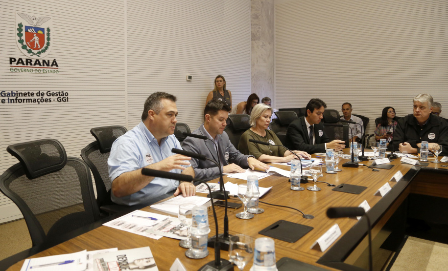 O Paraná prepara para a próxima semana o lançamento de uma força-tarefa de combate à dengue em todo o Estado. As ações foram definidas nesta quinta-feira (12) em reunião no Palácio Iguaçu entre o chefe da Casa Civil, Guto Silva, e os demais integrantes do secretariado, autarquias e empresas públicas estaduais. Está previsto a criação de um grupo permanente contra a proliferação da doença..Foto Gilson Abreu/AEN