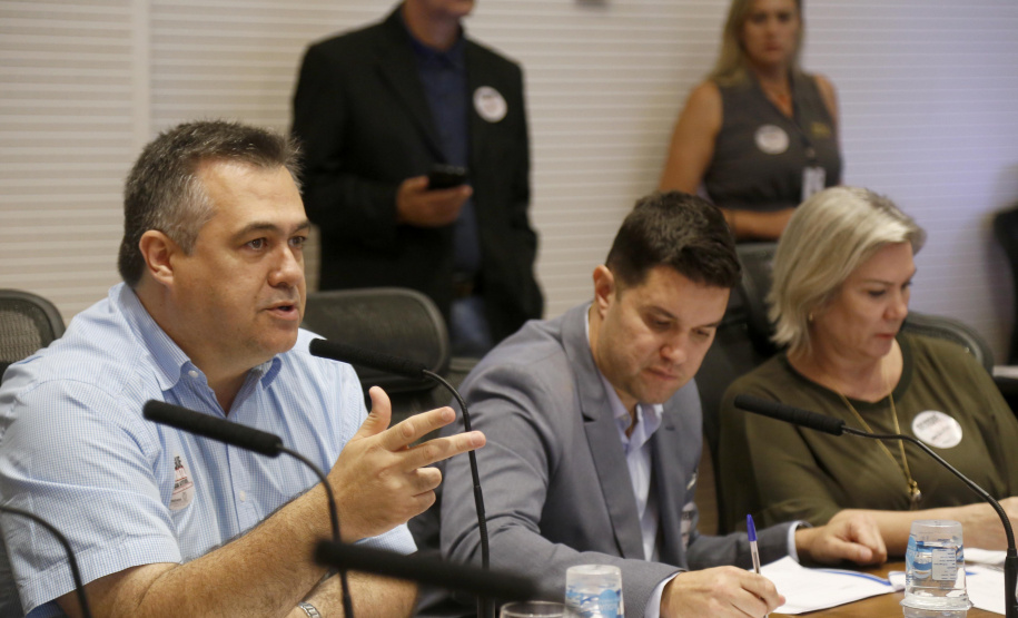 O Paraná prepara para a próxima semana o lançamento de uma força-tarefa de combate à dengue em todo o Estado. As ações foram definidas nesta quinta-feira (12) em reunião no Palácio Iguaçu entre o chefe da Casa Civil, Guto Silva, e os demais integrantes do secretariado, autarquias e empresas públicas estaduais. Está previsto a criação de um grupo permanente contra a proliferação da doença..Foto Gilson Abreu/AEN