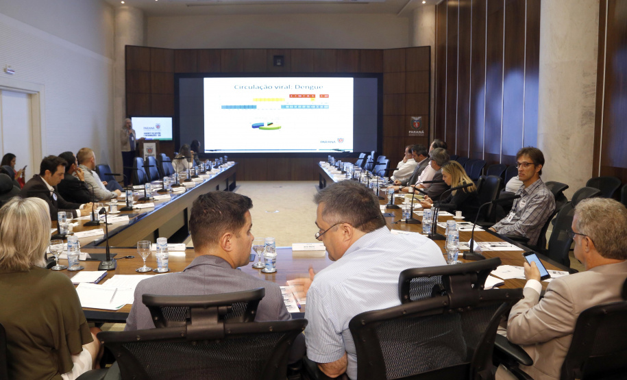 O Paraná prepara para a próxima semana o lançamento de uma força-tarefa de combate à dengue em todo o Estado. As ações foram definidas nesta quinta-feira (12) em reunião no Palácio Iguaçu entre o chefe da Casa Civil, Guto Silva, e os demais integrantes do secretariado, autarquias e empresas públicas estaduais. Está previsto a criação de um grupo permanente contra a proliferação da doença..Foto Gilson Abreu/AEN