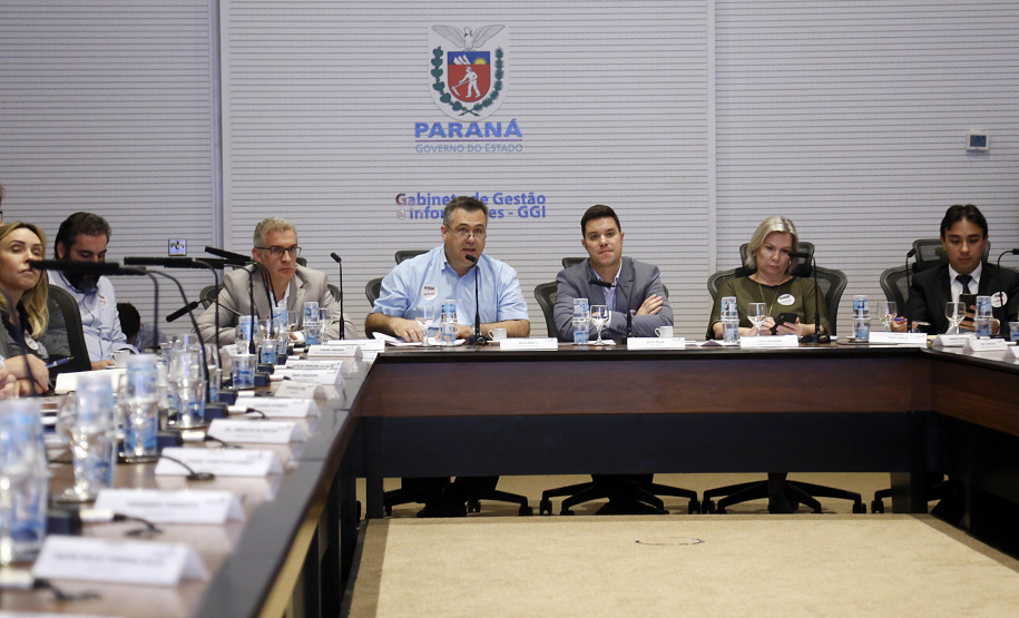 O Paraná prepara para a próxima semana o lançamento de uma força-tarefa de combate à dengue em todo o Estado. As ações foram definidas nesta quinta-feira (12) em reunião no Palácio Iguaçu entre o chefe da Casa Civil, Guto Silva, e os demais integrantes do secretariado, autarquias e empresas públicas estaduais. Está previsto a criação de um grupo permanente contra a proliferação da doença..Foto Gilson Abreu/AEN