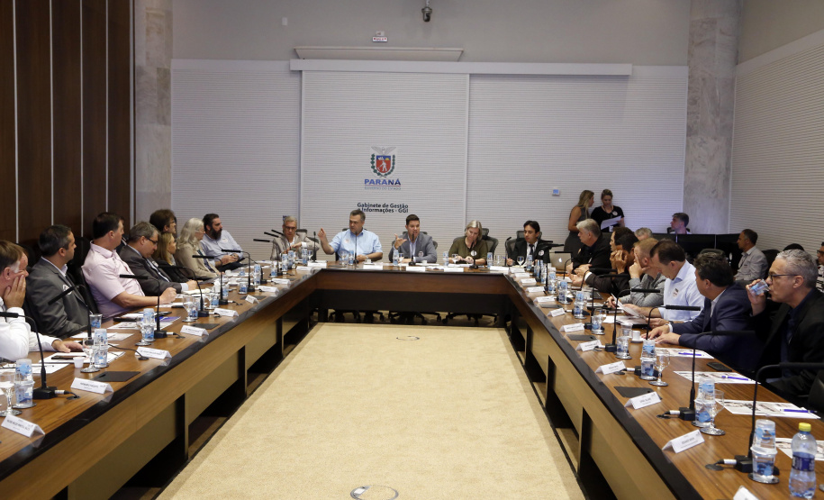 O Paraná prepara para a próxima semana o lançamento de uma força-tarefa de combate à dengue em todo o Estado. As ações foram definidas nesta quinta-feira (12) em reunião no Palácio Iguaçu entre o chefe da Casa Civil, Guto Silva, e os demais integrantes do secretariado, autarquias e empresas públicas estaduais. Está previsto a criação de um grupo permanente contra a proliferação da doença..Foto Gilson Abreu/AEN
