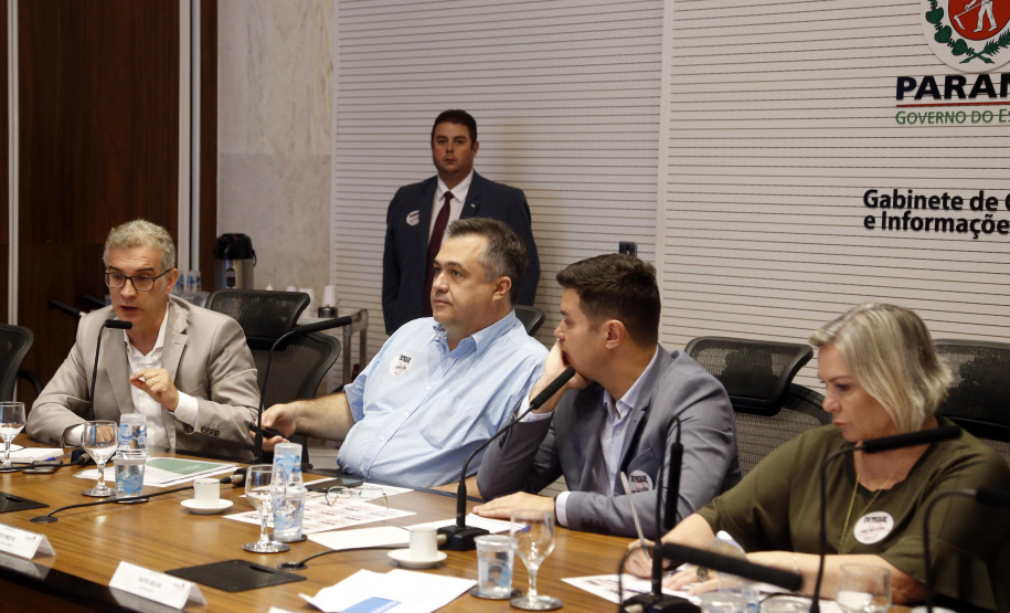 O Paraná prepara para a próxima semana o lançamento de uma força-tarefa de combate à dengue em todo o Estado. As ações foram definidas nesta quinta-feira (12) em reunião no Palácio Iguaçu entre o chefe da Casa Civil, Guto Silva, e os demais integrantes do secretariado, autarquias e empresas públicas estaduais. Está previsto a criação de um grupo permanente contra a proliferação da doença..Foto Gilson Abreu/AEN