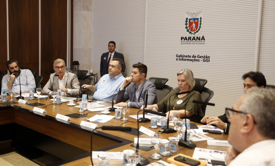 O Paraná prepara para a próxima semana o lançamento de uma força-tarefa de combate à dengue em todo o Estado. As ações foram definidas nesta quinta-feira (12) em reunião no Palácio Iguaçu entre o chefe da Casa Civil, Guto Silva, e os demais integrantes do secretariado, autarquias e empresas públicas estaduais. Está previsto a criação de um grupo permanente contra a proliferação da doença..Foto Gilson Abreu/AEN