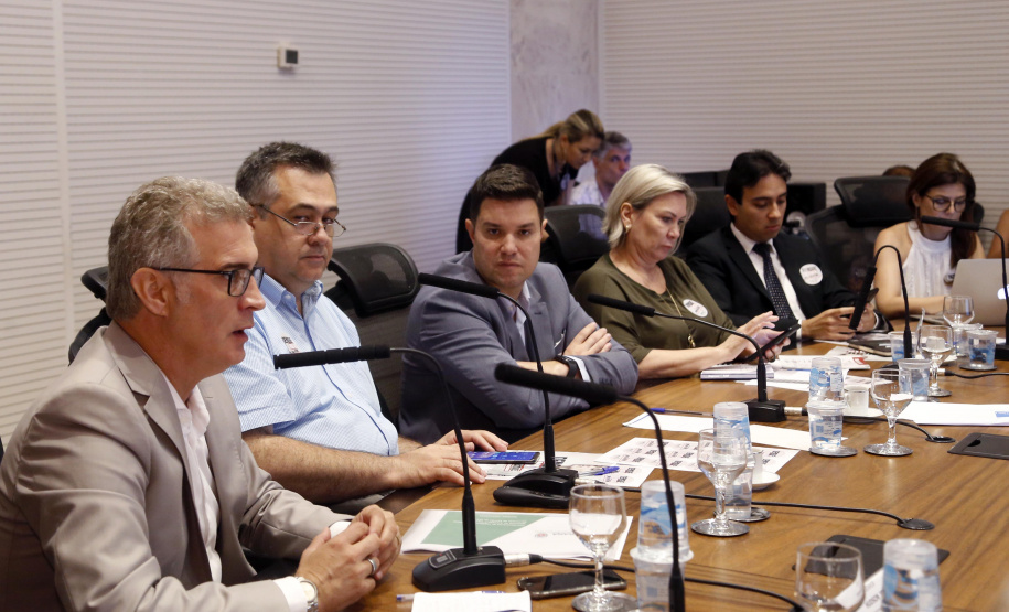 O Paraná prepara para a próxima semana o lançamento de uma força-tarefa de combate à dengue em todo o Estado. As ações foram definidas nesta quinta-feira (12) em reunião no Palácio Iguaçu entre o chefe da Casa Civil, Guto Silva, e os demais integrantes do secretariado, autarquias e empresas públicas estaduais. Está previsto a criação de um grupo permanente contra a proliferação da doença..Foto Gilson Abreu/AEN