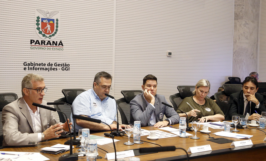 O Paraná prepara para a próxima semana o lançamento de uma força-tarefa de combate à dengue em todo o Estado. As ações foram definidas nesta quinta-feira (12) em reunião no Palácio Iguaçu entre o chefe da Casa Civil, Guto Silva, e os demais integrantes do secretariado, autarquias e empresas públicas estaduais. Está previsto a criação de um grupo permanente contra a proliferação da doença..Foto Gilson Abreu/AEN