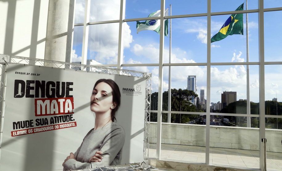 O Paraná prepara para a próxima semana o lançamento de uma força-tarefa de combate à dengue em todo o Estado. As ações foram definidas nesta quinta-feira (12) em reunião no Palácio Iguaçu entre o chefe da Casa Civil, Guto Silva; o secretário estadual da Saúde, Beto Preto, e os demais integrantes do secretariado, autarquias e empresas públicas estaduais. Está previsto a criação de um grupo permanente contra a proliferação da doença.Foto Gilson Abreu/AEN