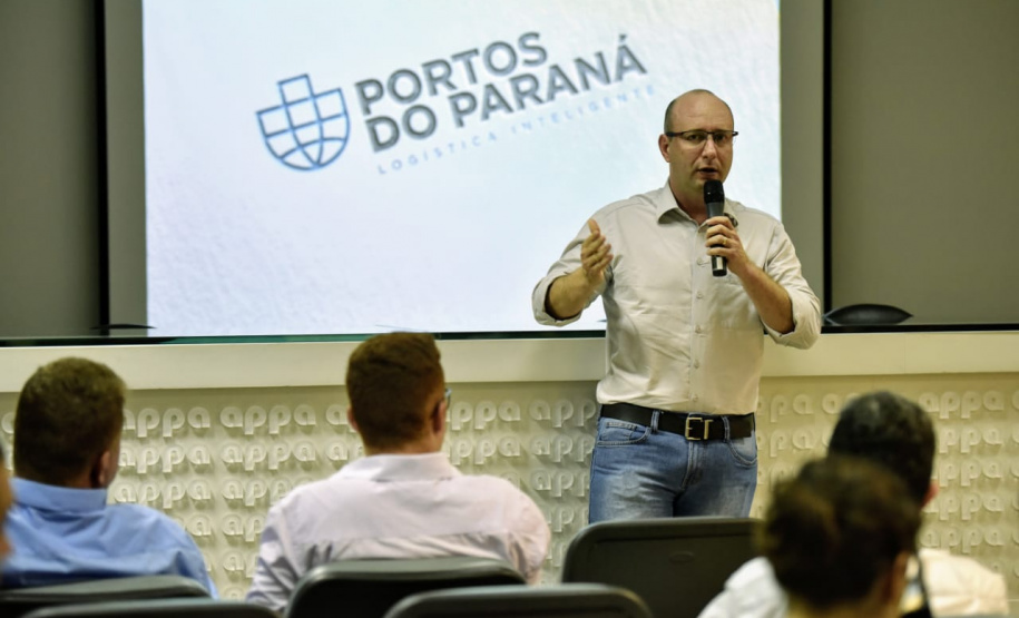 A empresa Portos do Paraná intensifica a parceria com a comunidade portuária para agilizar duas importantes obras de melhoria para a população de Paranaguá. Os projetos executivos da revitalização da Avenida Atílio Fontana, conhecida como Estrada Velha de Alexandra, e da construção de um viaduto sobre a ferrovia da Avenida Roque Vernalha serão doados pela iniciativa privada e executados pelo Governo do Estado. Foto: Claudio Neves/Portos do Paraná