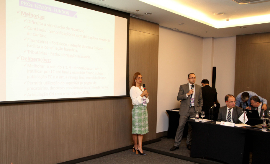 Reunidos durante todo o dia desta quinta-feira (12) em Curitiba, os secretários estaduais de Fazenda de todo o País decidiram aumentar a atuação sobre o Congresso Nacional para evitar perdas para as finanças dos Estados. As perdas podem estar contidas especialmente em três Propostas de Emendas Constitucionais (PEC) que estão em discussão naquela casa. Foto: Ari Dias/AEN