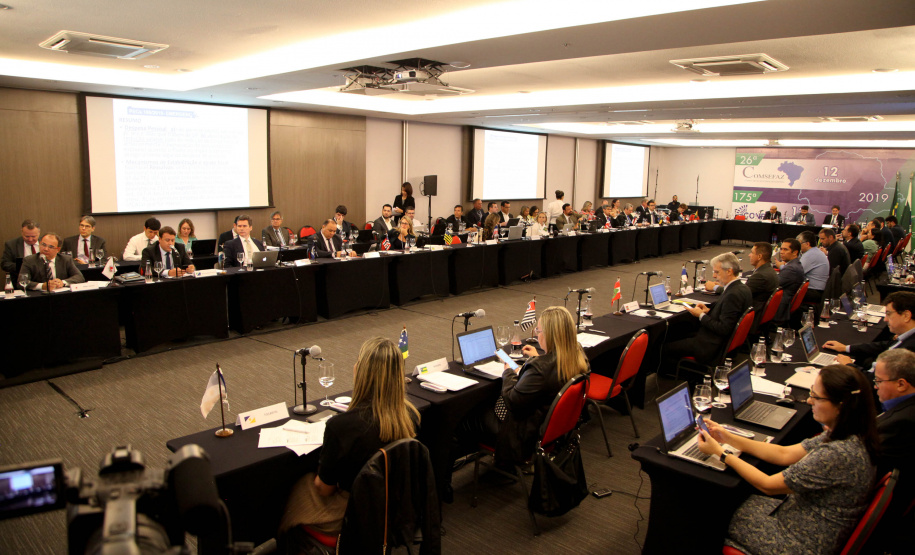 Reunidos durante todo o dia desta quinta-feira (12) em Curitiba, os secretários estaduais de Fazenda de todo o País decidiram aumentar a atuação sobre o Congresso Nacional para evitar perdas para as finanças dos Estados. As perdas podem estar contidas especialmente em três Propostas de Emendas Constitucionais (PEC) que estão em discussão naquela casa. Foto: Ari Dias/AEN