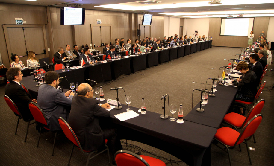 Reunidos durante todo o dia desta quinta-feira (12) em Curitiba, os secretários estaduais de Fazenda de todo o País decidiram aumentar a atuação sobre o Congresso Nacional para evitar perdas para as finanças dos Estados. As perdas podem estar contidas especialmente em três Propostas de Emendas Constitucionais (PEC) que estão em discussão naquela casa. Foto: Ari Dias/AEN