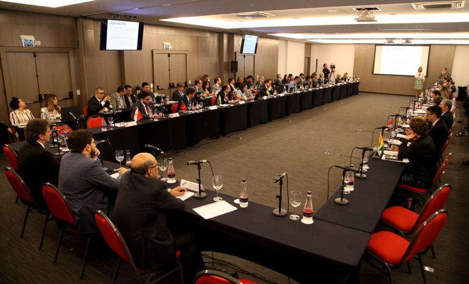 Reunidos durante todo o dia desta quinta-feira (12) em Curitiba, os secretários estaduais de Fazenda de todo o País decidiram aumentar a atuação sobre o Congresso Nacional para evitar perdas para as finanças dos Estados. As perdas podem estar contidas especialmente em três Propostas de Emendas Constitucionais (PEC) que estão em discussão naquela casa. Foto: Ari Dias/AEN