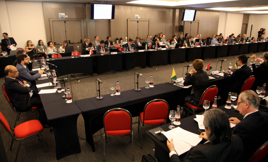 Reunidos durante todo o dia desta quinta-feira (12) em Curitiba, os secretários estaduais de Fazenda de todo o País decidiram aumentar a atuação sobre o Congresso Nacional para evitar perdas para as finanças dos Estados. As perdas podem estar contidas especialmente em três Propostas de Emendas Constitucionais (PEC) que estão em discussão naquela casa. Foto: Ari Dias/AEN