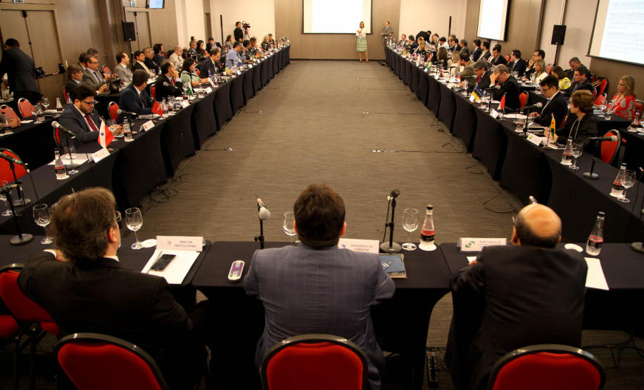 Reunidos durante todo o dia desta quinta-feira (12) em Curitiba, os secretários estaduais de Fazenda de todo o País decidiram aumentar a atuação sobre o Congresso Nacional para evitar perdas para as finanças dos Estados. As perdas podem estar contidas especialmente em três Propostas de Emendas Constitucionais (PEC) que estão em discussão naquela casa. Foto: Ari Dias/AEN