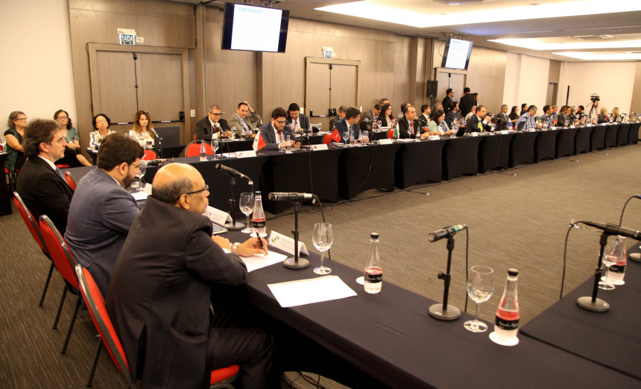 Reunidos durante todo o dia desta quinta-feira (12) em Curitiba, os secretários estaduais de Fazenda de todo o País decidiram aumentar a atuação sobre o Congresso Nacional para evitar perdas para as finanças dos Estados. As perdas podem estar contidas especialmente em três Propostas de Emendas Constitucionais (PEC) que estão em discussão naquela casa. Foto: Ari Dias/AEN