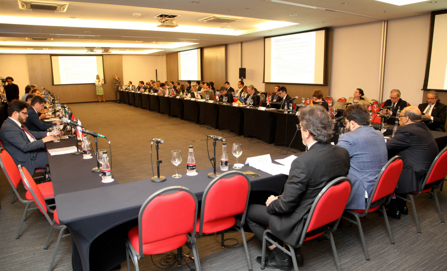 Reunidos durante todo o dia desta quinta-feira (12) em Curitiba, os secretários estaduais de Fazenda de todo o País decidiram aumentar a atuação sobre o Congresso Nacional para evitar perdas para as finanças dos Estados. As perdas podem estar contidas especialmente em três Propostas de Emendas Constitucionais (PEC) que estão em discussão naquela casa. Foto: Ari Dias/AEN