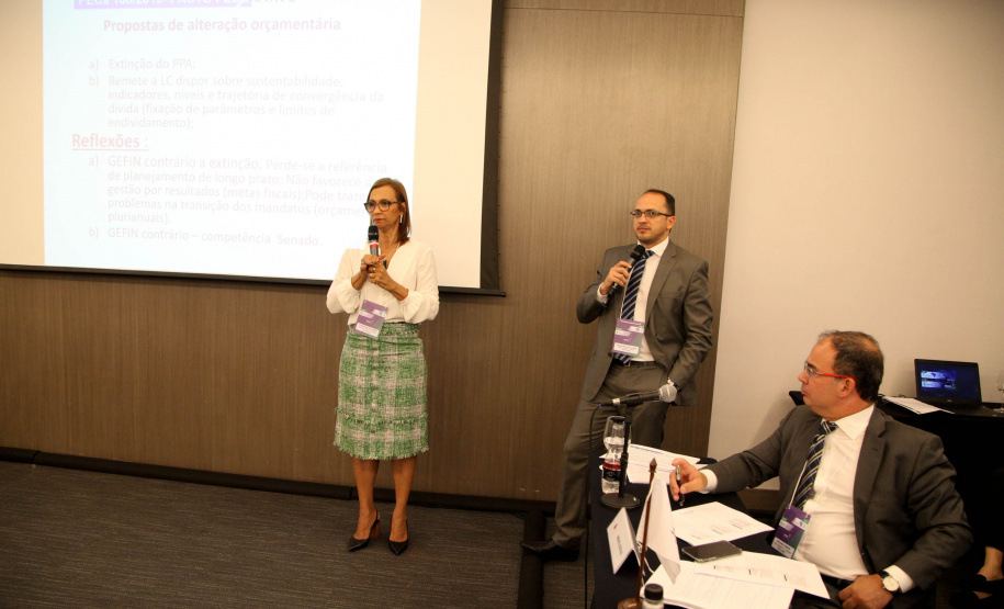Reunidos durante todo o dia desta quinta-feira (12) em Curitiba, os secretários estaduais de Fazenda de todo o País decidiram aumentar a atuação sobre o Congresso Nacional para evitar perdas para as finanças dos Estados. As perdas podem estar contidas especialmente em três Propostas de Emendas Constitucionais (PEC) que estão em discussão naquela casa. Foto: Ari Dias/AEN
