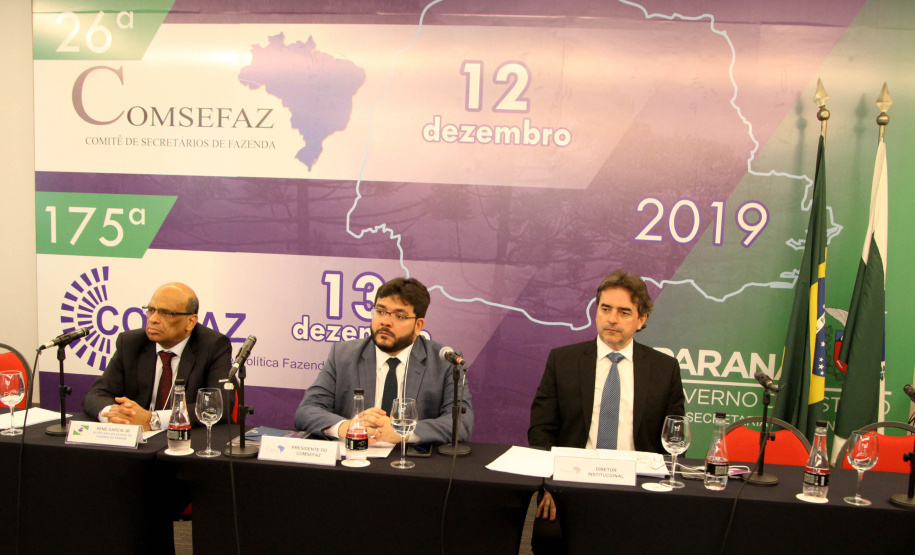 Reunidos durante todo o dia desta quinta-feira (12) em Curitiba, os secretários estaduais de Fazenda de todo o País decidiram aumentar a atuação sobre o Congresso Nacional para evitar perdas para as finanças dos Estados. As perdas podem estar contidas especialmente em três Propostas de Emendas Constitucionais (PEC) que estão em discussão naquela casa. Foto: Ari Dias/AEN