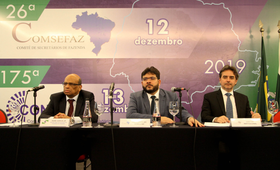 Reunidos durante todo o dia desta quinta-feira (12) em Curitiba, os secretários estaduais de Fazenda de todo o País decidiram aumentar a atuação sobre o Congresso Nacional para evitar perdas para as finanças dos Estados. As perdas podem estar contidas especialmente em três Propostas de Emendas Constitucionais (PEC) que estão em discussão naquela casa. Foto: Ari Dias/AEN