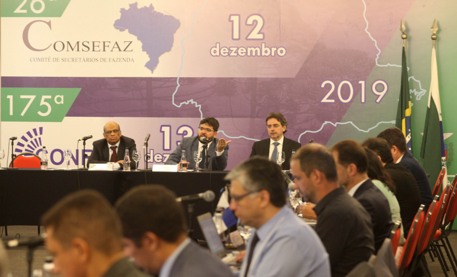 Reunidos durante todo o dia desta quinta-feira (12) em Curitiba, os secretários estaduais de Fazenda de todo o País decidiram aumentar a atuação sobre o Congresso Nacional para evitar perdas para as finanças dos Estados. As perdas podem estar contidas especialmente em três Propostas de Emendas Constitucionais (PEC) que estão em discussão naquela casa. Foto: Ari Dias/AEN