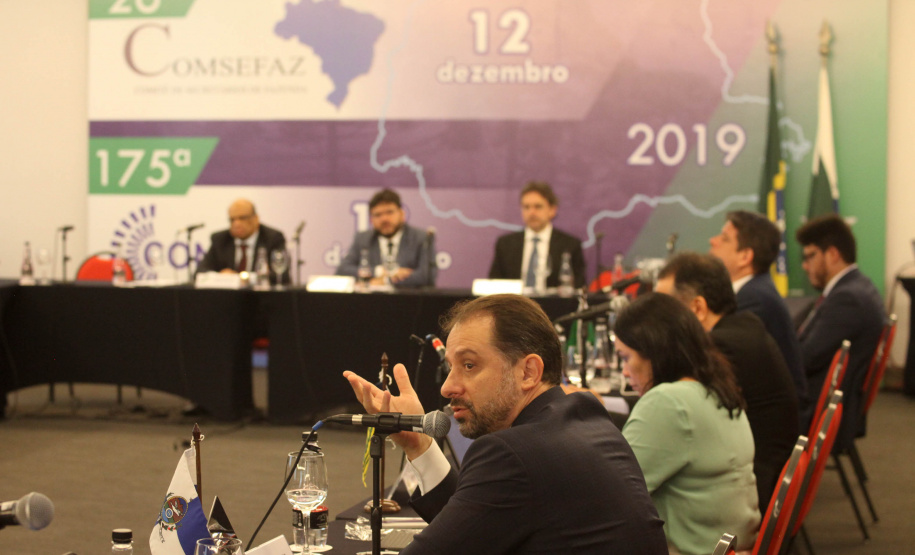 Reunidos durante todo o dia desta quinta-feira (12) em Curitiba, os secretários estaduais de Fazenda de todo o País decidiram aumentar a atuação sobre o Congresso Nacional para evitar perdas para as finanças dos Estados. As perdas podem estar contidas especialmente em três Propostas de Emendas Constitucionais (PEC) que estão em discussão naquela casa. Foto: Ari Dias/AEN