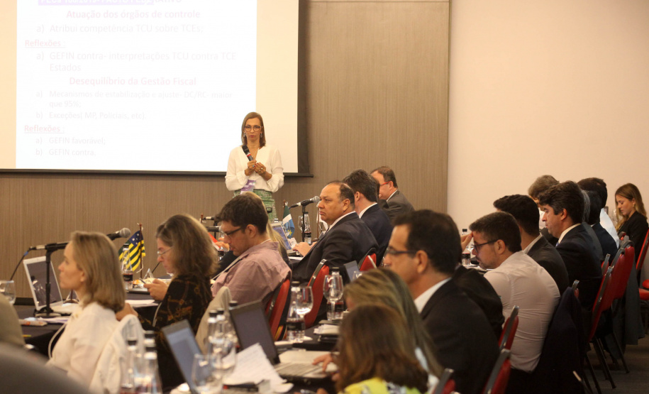 Reunidos durante todo o dia desta quinta-feira (12) em Curitiba, os secretários estaduais de Fazenda de todo o País decidiram aumentar a atuação sobre o Congresso Nacional para evitar perdas para as finanças dos Estados. As perdas podem estar contidas especialmente em três Propostas de Emendas Constitucionais (PEC) que estão em discussão naquela casa. Foto: Ari Dias/AEN