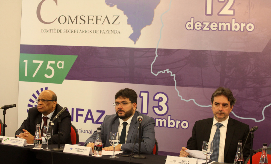 Reunidos durante todo o dia desta quinta-feira (12) em Curitiba, os secretários estaduais de Fazenda de todo o País decidiram aumentar a atuação sobre o Congresso Nacional para evitar perdas para as finanças dos Estados. As perdas podem estar contidas especialmente em três Propostas de Emendas Constitucionais (PEC) que estão em discussão naquela casa. Foto: Ari Dias/AEN