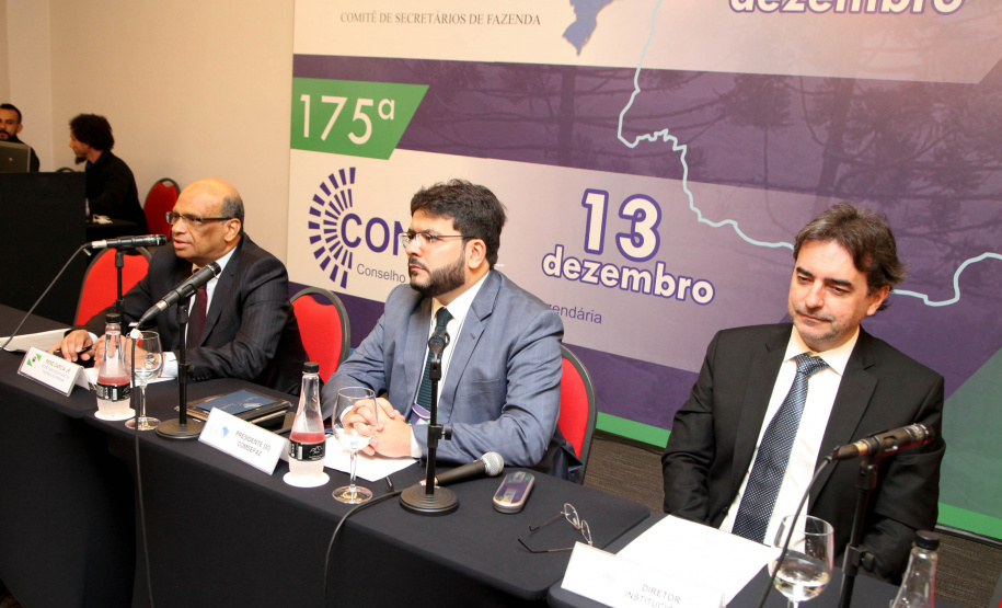 Reunidos durante todo o dia desta quinta-feira (12) em Curitiba, os secretários estaduais de Fazenda de todo o País decidiram aumentar a atuação sobre o Congresso Nacional para evitar perdas para as finanças dos Estados. As perdas podem estar contidas especialmente em três Propostas de Emendas Constitucionais (PEC) que estão em discussão naquela casa. Foto: Ari Dias/AEN
