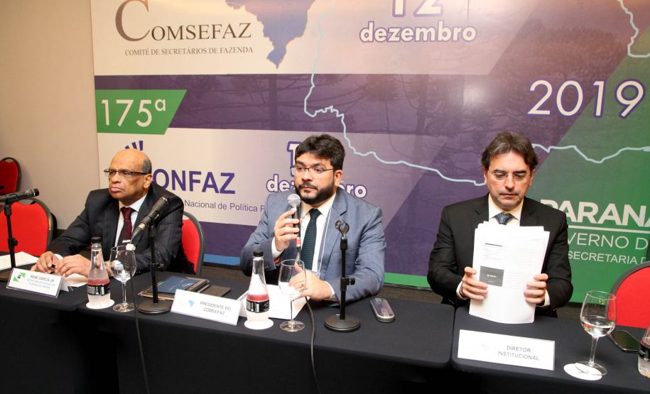 Reunidos durante todo o dia desta quinta-feira (12) em Curitiba, os secretários estaduais de Fazenda de todo o País decidiram aumentar a atuação sobre o Congresso Nacional para evitar perdas para as finanças dos Estados. As perdas podem estar contidas especialmente em três Propostas de Emendas Constitucionais (PEC) que estão em discussão naquela casa. Foto: Ari Dias/AEN