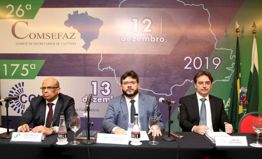 Reunidos durante todo o dia desta quinta-feira (12) em Curitiba, os secretários estaduais de Fazenda de todo o País decidiram aumentar a atuação sobre o Congresso Nacional para evitar perdas para as finanças dos Estados. As perdas podem estar contidas especialmente em três Propostas de Emendas Constitucionais (PEC) que estão em discussão naquela casa. Foto: Ari Dias/AEN