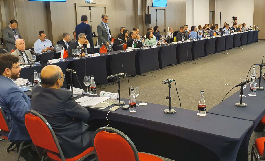 Reunidos durante todo o dia desta quinta-feira (12) em Curitiba, os secretários estaduais de Fazenda de todo o País decidiram aumentar a atuação sobre o Congresso Nacional para evitar perdas para as finanças dos Estados. As perdas podem estar contidas especialmente em três Propostas de Emendas Constitucionais (PEC) que estão em discussão naquela casa. Foto: Ari Dias/AEN