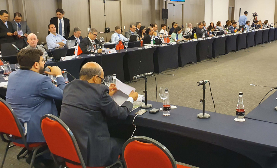 Reunidos durante todo o dia desta quinta-feira (12) em Curitiba, os secretários estaduais de Fazenda de todo o País decidiram aumentar a atuação sobre o Congresso Nacional para evitar perdas para as finanças dos Estados. As perdas podem estar contidas especialmente em três Propostas de Emendas Constitucionais (PEC) que estão em discussão naquela casa. Foto: Ari Dias/AEN