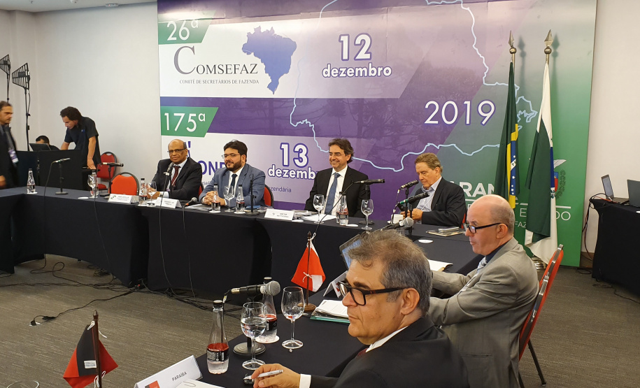 Reunidos durante todo o dia desta quinta-feira (12) em Curitiba, os secretários estaduais de Fazenda de todo o País decidiram aumentar a atuação sobre o Congresso Nacional para evitar perdas para as finanças dos Estados. As perdas podem estar contidas especialmente em três Propostas de Emendas Constitucionais (PEC) que estão em discussão naquela casa. Foto: Ari Dias/AEN