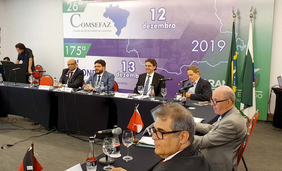 Reunidos durante todo o dia desta quinta-feira (12) em Curitiba, os secretários estaduais de Fazenda de todo o País decidiram aumentar a atuação sobre o Congresso Nacional para evitar perdas para as finanças dos Estados. As perdas podem estar contidas especialmente em três Propostas de Emendas Constitucionais (PEC) que estão em discussão naquela casa. Foto: Ari Dias/AEN