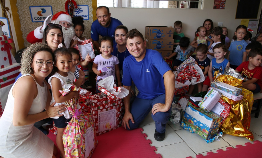 Empregados da Sanepar entregam presentes no CMEI Vera Cruz II. Foto: Sanepar